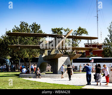 Statue des Santa Cruz Fairey Wasserflugzeug durch Coutinho und Cabral für ihre transatlantischen Flug, Belem, Lissabon, Portugal Stockfoto