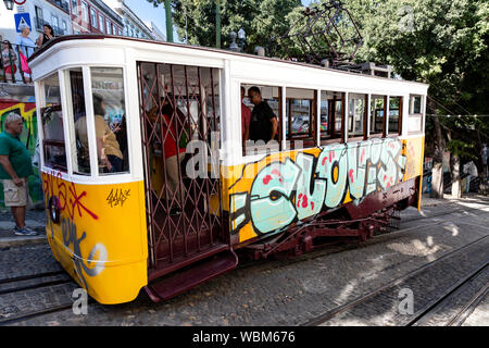 Graffiti bedeckt Standseilbahn Straßenbahn, Lissabon, Portugal. Stockfoto