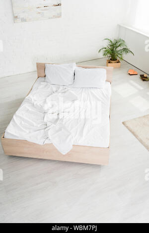 Hohe Betrachtungswinkel der modernen Schlafzimmer mit Bett und Anlage Stockfoto