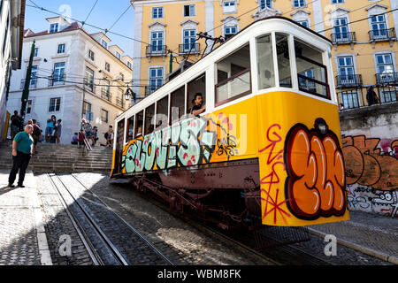 Graffiti bedeckt Standseilbahn Straßenbahn, Lissabon, Portugal. Stockfoto