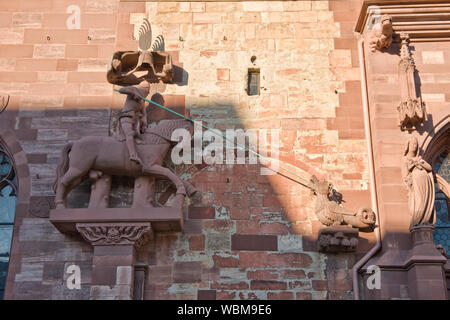 George und Drachen Statue Skulpturen auf der Wand des Basler Münster (Kathedrale). Basel, Schweiz Stockfoto