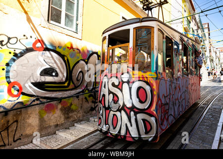 Graffiti bedeckt Standseilbahn Straßenbahn, Lissabon, Portugal. Stockfoto