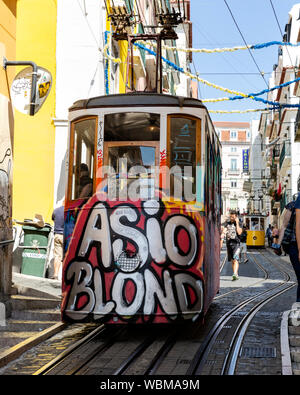 Graffiti bedeckt Standseilbahn Straßenbahn, Lissabon, Portugal. Stockfoto