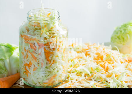 Sauerkraut in einem Glas auf dem Küchentisch. Konserven Konzept. Vegetarische und gesunde Ernährung. Kopieren Sie Platz. Horizontale Rahmen. Selektive konzentrieren. Stockfoto
