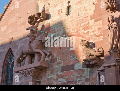 George und Drachen Statue Skulpturen auf der Wand des Basler Münster (Kathedrale). Basel, Schweiz Stockfoto