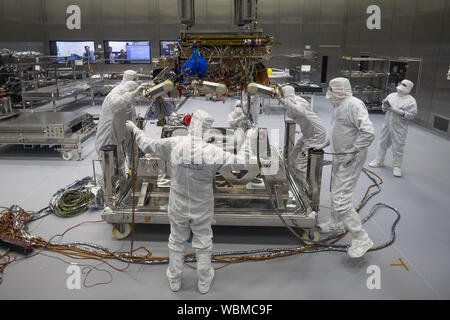 Der ExoMars-Rover der Europäischen Weltraumorganisation wird vorbereitet, Airbus in Stevenage zu verlassen. Der ExoMars 2020 Rover Rosalind Franklin ist Europas erster planetarischer Rover, der auf dem Mars nach Zeichen des vergangenen oder gegenwärtigen Lebens sucht. Stockfoto