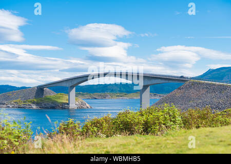 Norwegen Atlantic Ocean Road oder der Atlantikstraße (Atlanterhavsveien) wurde den Titel als "Norwegischen Bauwerk des Jahrhunderts" ausgezeichnet. Die Straße Klas- Stockfoto