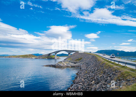 Norwegen Atlantic Ocean Road oder der Atlantikstraße (Atlanterhavsveien) wurde den Titel als "Norwegischen Bauwerk des Jahrhunderts" ausgezeichnet. Die Straße Klas- Stockfoto