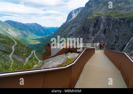 TROLLSTIGEN, Norwegen - 30. Juli 2018: Die einmaligen Aussichtspunkt Plattform über den Trollstigen oder Trolle Weg, eine Serpentine Mountain Road in Rauma Mu suchen Stockfoto