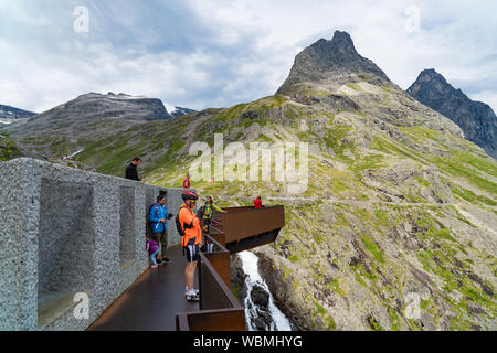 TROLLSTIGEN, Norwegen - 30. Juli 2018: Die einmaligen Aussichtspunkt Plattform über den Trollstigen oder Trolle Weg, eine Serpentine Mountain Road in Rauma Mu suchen Stockfoto