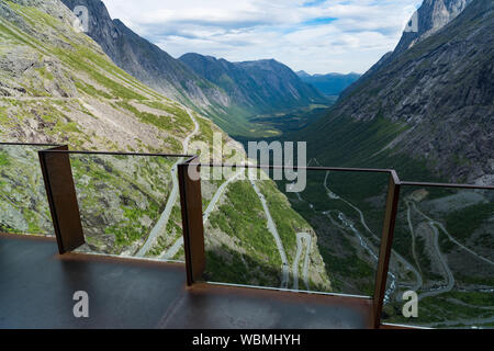 Einmaligen Aussichtspunkt Plattform, die über den Trollstigen oder Trolle Weg, eine Serpentine Mountain Road in Rauma Gemeinde Stockfoto