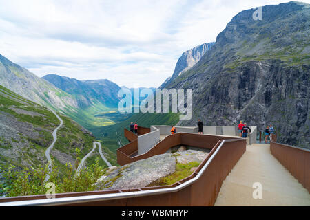 TROLLSTIGEN, Norwegen - 30. Juli 2018: Die einmaligen Aussichtspunkt Plattform über den Trollstigen oder Trolle Weg, eine Serpentine Mountain Road in Rauma Mu suchen Stockfoto