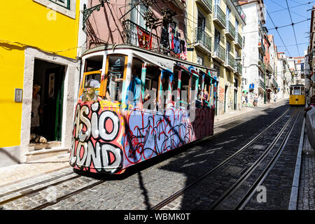 Graffiti bedeckt Standseilbahn Straßenbahn, Lissabon, Portugal. Stockfoto