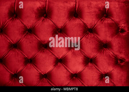 Möbel Design, klassische Interieur und Royal vintage Material Konzept - Rot Luxus velour Steppjacke sofa Polster mit Knöpfen, elegante Wohnkultur tex Stockfoto