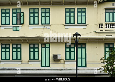 Ein traditionelles Haus in der Thai-Chinese Saphan Han, einer Brücke über einen Klong (Kanal), in Chinatown/Pahurat, einem kommerziellen Bereich in Bangkok, Thailand Stockfoto