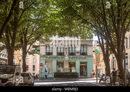 LYON, Frankreich - 19. JULI 2019: Avenue Doyenne Straße mit einer Statue zu Laurent Mourguet, der Schöpfer von guignol Theater in der Altstadt von Lyon (Vieux gewidmet Stockfoto