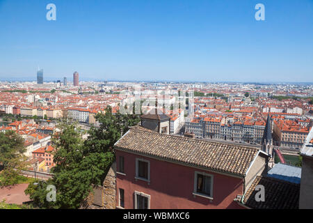 Antenne Panoramablick von Lyon mit der Skyline von Lyon Wolkenkratzer im Hintergrund und Saone Fluss sichtbar im Vordergrund, mit den engen Gassen des Stockfoto