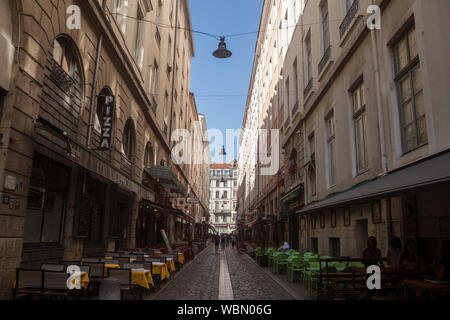 LYON, Frankreich - Juli 19, 2019: typische Gasse des Vieux Lyon (Altstadt Lyon) auf der Presqu'ile Bezirk mit Touristen vorbei an Restaurants in der Nähe Stockfoto