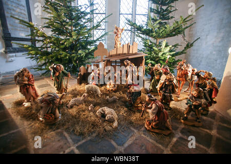 Weihnachtsmarkt Lübeck Deutschland Weihnachtskrippe in der Kirche Stockfoto