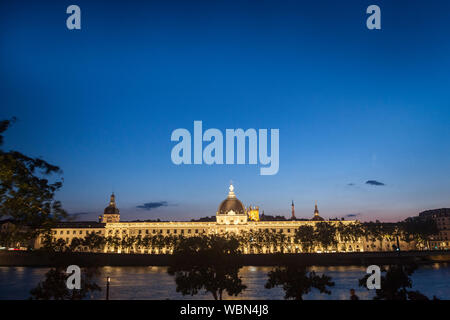 LYON, Frankreich - 14. JULI 2019: Hotel Dieu in Lyon, Frankreich, aus dem Rhône-Ufer im Laufe des Abends. Hotel Dieu ist ein ehemaliges Krankenhaus, reconver Stockfoto