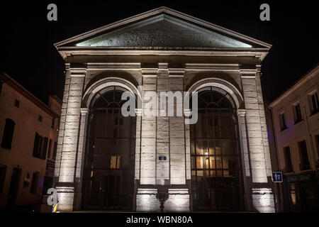 - BOURGOIN JALLIEU, Frankreich - 15. JULI 2019: Halle Grenette in Bourgoin Jallieu bei Nacht, eines der Wahrzeichen der Stadt, eine ehemalige Markthalle converte Stockfoto