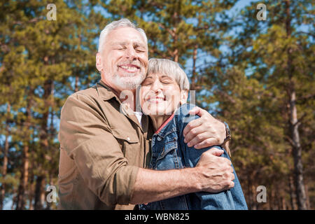 Lächelnd senior Paar Touristen mit geschlossenen Augen im sonnigen Tag Stockfoto