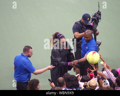 August 26, 2019, New York City, New York, USA: Tag der US Open Tennis Meisterschaften an der Arthur Ashe Stadium in Queens New York statt. . Serena Williams Vs. Maria Sharapova & Roger Federer Vs. Sumit Nagal. Serena Williams Autogramme (Credit Bild: © Bruce Cotler/Kugel Fotos über ZUMA Draht) Stockfoto