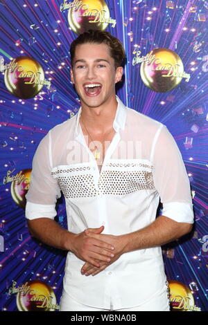 London, Großbritannien. 26 Aug, 2019. AJ Pritchard im streng Tanzen Starten bei BBC Broadcasting House in London. Credit: SOPA Images Limited/Alamy leben Nachrichten Stockfoto