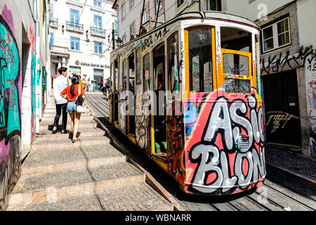 Graffiti bedeckt Standseilbahn Straßenbahn, Lissabon, Portugal. Stockfoto