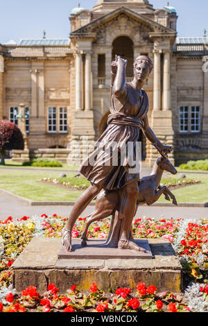 Statue von Diana die Jägerin vor Cartwright Hall, die bürgerliche Kunst Galerie im Lister Park, Bradford, West Yorkshire, England Stockfoto