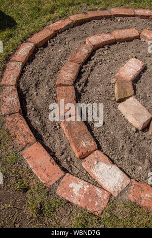 2. Ebene für Spiral Kräutergarten mit Boden Nahaufnahme Stockfoto