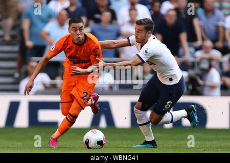 Miguel Almiron von Newcastle United beats Harry Winks von Tottenham Hotspur - Tottenham Hotspur v Newcastle United, Premier League, Tottenham Hotspur Stadion, London (Tottenham), Großbritannien - 25 August 2019 Editorial nur verwenden - DataCo Einschränkungen Stockfoto