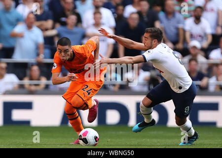 Miguel Almiron von Newcastle United beats Harry Winks von Tottenham Hotspur - Tottenham Hotspur v Newcastle United, Premier League, Tottenham Hotspur Stadion, London (Tottenham), Großbritannien - 25 August 2019 Editorial nur verwenden - DataCo Einschränkungen Stockfoto