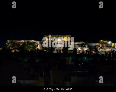 Beleuchtete Standlupe berühmte Akropolis gegen dark sky in Abend Stockfoto