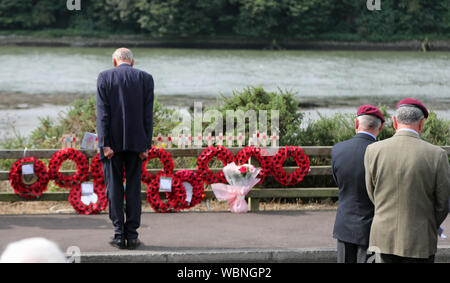 General Sir Mike Jackson nimmt Teil an einem Service auf engen Wasser in der Nähe von Warrenpoint in Co unten statt der 40. Jahrestag der Tod von 18 Soldaten, die am 27. August 1979 zu markieren. Stockfoto