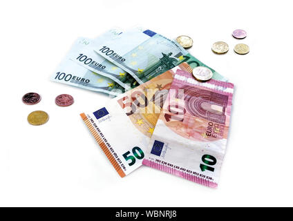 Collage von Münzen und Banknoten der Euro auf einem weißen Hintergrund, mit Platz für Text, Vorderansicht Stockfoto