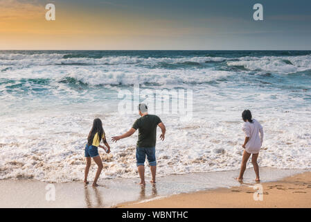 Urlauber Spaß auf den Fistral Beach in Newquay in Cornwall. Stockfoto