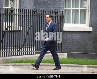 11 Downing Street, London, UK. 27. August 2019. Der britische Schatzkanzler Sajid Javid erfüllt Steven Mnuchin, United States US-Finanzminister, zum ersten Mal heute. Credit: Malcolm Park/Alamy Leben Nachrichten. Stockfoto