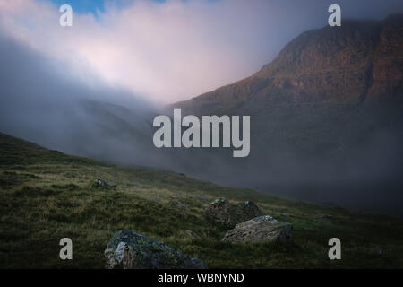 Cloud Rollen in über einem See, Winkel Tarn, Lake District, Großbritannien Stockfoto