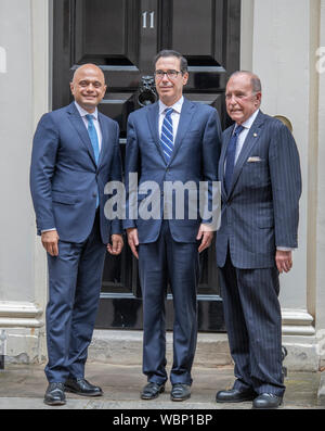 11 Downing Street, London, UK. 27. August 2019. Der britische Schatzkanzler Sajid Javid erfüllt Steven Mnuchin, United States US-Finanzminister, zum ersten Mal heute. Auch in Schuss (rechts); US-Direktor des National Economic Council, Larry Kudlow. Credit: Malcolm Park/Alamy Leben Nachrichten. Stockfoto