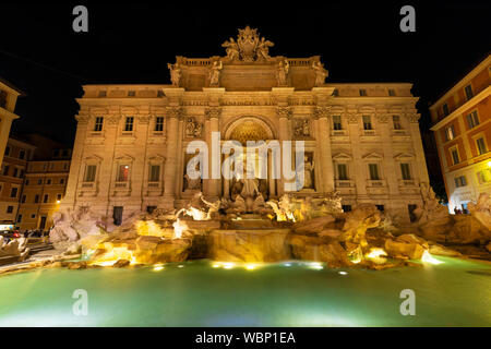 Blick auf den Trevi-Brunnen in Rom, Italien. Den berühmten Brunnen bei Nacht. Stockfoto