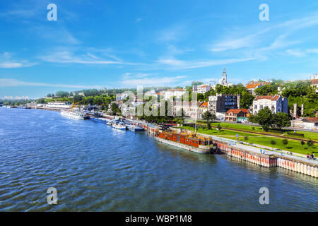 Belgrader Stadtbild aus dem Fluss Sava in Serbien in einem schönen Sommertag Stockfoto