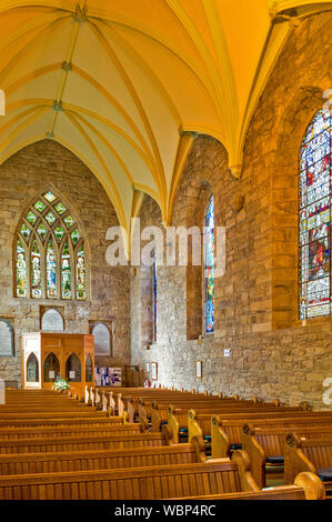 DORNOCH SUTHERLAND SCHOTTLAND KATHEDRALE VON DORNOCH INNEREN GLASFENSTER UND die Reihen der Bänke Stockfoto