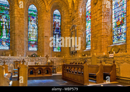 DORNOCH SUTHERLAND SCHOTTLAND KATHEDRALE VON DORNOCH INNENRAUM EINDRUCKSVOLLEN GLASFENSTER ÜBER DEM ALTAR AUS HOLZ UND CHOR KIRCHENBÄNKE Stockfoto