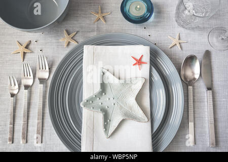 Schöne Tabelle mit Seesterne Dekoration auf hellen Hintergrund, Ansicht von oben. Stockfoto