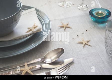 Sommer Tisch mit Serviette und Seesterne Dekoration. Nahaufnahme mit selektiven Fokus. Stockfoto