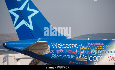 Air Transat Flug auf dem Asphalt am Glasgow International Airport, in Erwartung des Abflugs nach Toronto auf der kanadischen Affair Route, die auch von Glasgow nach Calgary und Vancouver führt. Stockfoto