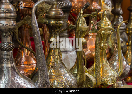 Dekorative old style Metall Krüge zum Verkauf; Istanbul, Türkei. Stockfoto