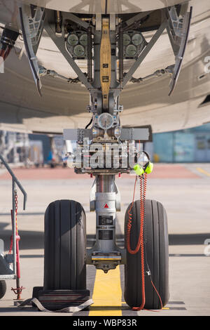 Glasgow, Großbritannien. August 2019. Flugzeuge des Typs Virgin Atlantic Airbus A350-1000, die zum Pilotentraining auf dem Internationalen Flughafen Glasgow zu sehen sind. Der brandneue Jumbo Jet von Virgin verfügt über einen neuen "Loft"-Gesellschaftsraum mit Sofas in der Business-Klasse und ist durch die Registrierung G-VLUX passend dekoriert. Das gesamte Flugzeug wird auch über High-Speed-Wi-Fi verfügen. Virgin Atlantic hat insgesamt 12 Airbus A350-1000s bestellt. Sie sollen alle bis 2021 in einem Auftrag im Wert von geschätzten 4,4 Milliarden Dollar (3,36 Milliarden£) der Flotte beitreten. Das Flugzeug verspricht außerdem, bis zu 30 % sparsamer zu sein und CO2-Emissionen zu sparen Stockfoto