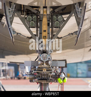 Glasgow, Großbritannien. August 2019. Flugzeuge des Typs Virgin Atlantic Airbus A350-1000, die zum Pilotentraining auf dem Internationalen Flughafen Glasgow zu sehen sind. Der brandneue Jumbo Jet von Virgin verfügt über einen neuen "Loft"-Gesellschaftsraum mit Sofas in der Business-Klasse und ist durch die Registrierung G-VLUX passend dekoriert. Das gesamte Flugzeug wird auch über High-Speed-Wi-Fi verfügen. Virgin Atlantic hat insgesamt 12 Airbus A350-1000s bestellt. Sie sollen alle bis 2021 in einem Auftrag im Wert von geschätzten 4,4 Milliarden Dollar (3,36 Milliarden£) der Flotte beitreten. Das Flugzeug verspricht außerdem, bis zu 30 % sparsamer zu sein und CO2-Emissionen zu sparen Stockfoto
